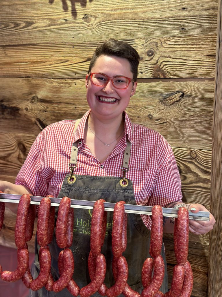 Fleischtheke mit verschiedenen Sorten