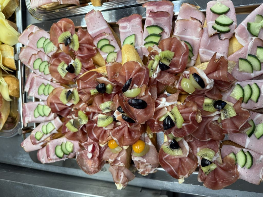 Aufschnitt auf Brötchen arrangiert