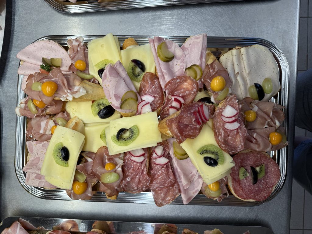 Aufschnittplatte mit Käse und Obst