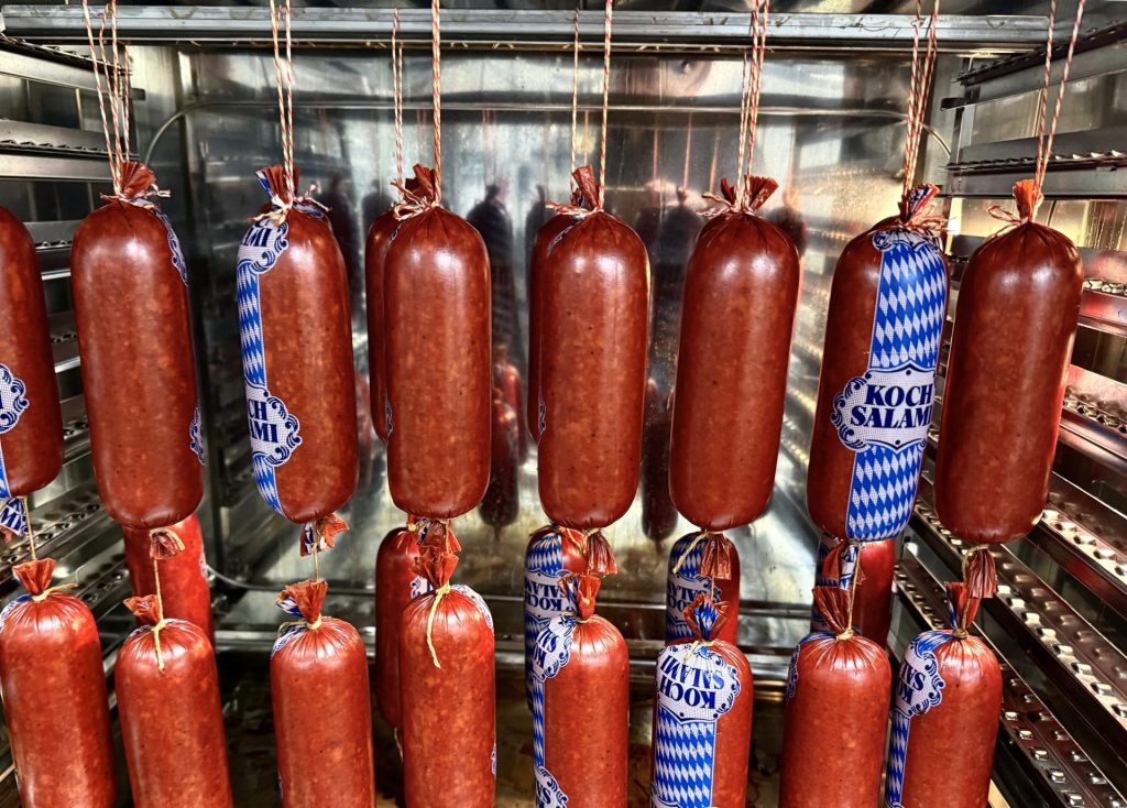 Hängende Salami im Räucherofen
